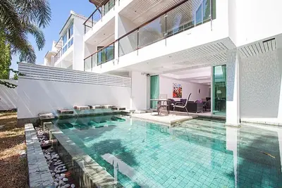 Image de Villa sur 3 étages, piscine privée, à 10 minutes de la plage de Patong, shopping et vie nocturne.