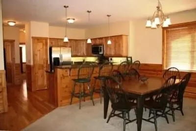 Image de Unité à l'étage pratique - parfaite pour 1 ou 2 familles