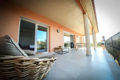 Image de appartement à 200 mètres de la plage Wifi, balcons terrasses clim parking