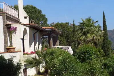Image de Appartement villa avec piscine privée, 10000 m² de jardin, vue mer, proche plage