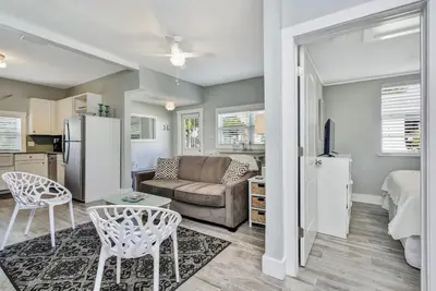 Image de 1br / 1 salle de bain Nouveau Coastal Boutique Cottage pour 4 personnes. Étapes de la plage, Restaurants