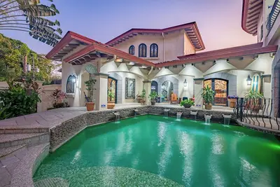 Image de 6br / 5 sur mesure. 5ba Villa Pool and Daily Maid Service, à 200m de la plage