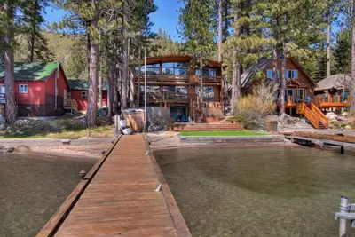 Image de 3 chambres + den, 3. 5 salles de bain, pour 12 personnes, au bord du lac avec quai privé Dlr # 004