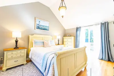 Image de Luxe Waterfront Cape Cod Gem, navigation de plaisance dans la cour <1 mil