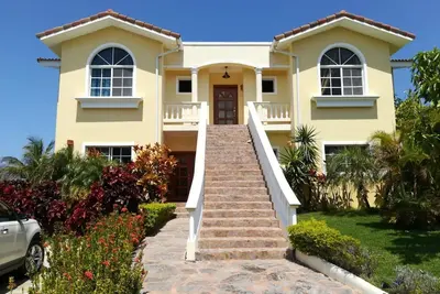 Image de Villa conviviale 7 chambres dans le centre de Sosua avec piscine privée, près de la plage / des clubs