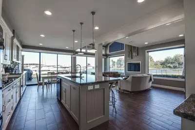 Image de Magnifique maison de ville spacieuse au bord de l'eau