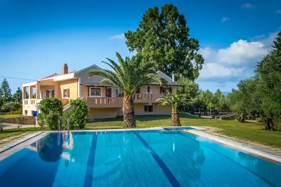 Image de Villa de luxe de 4 chambres avec piscine privée et piscine pour enfants.