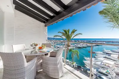 Image de Première ligne Puerto Banús avec vue panoramique sur la mer et les yachts.