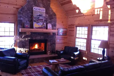 Image de Cabane de luxe en cèdre sur le lac avec piscine chauffée et bain à remous. Proche station de ski