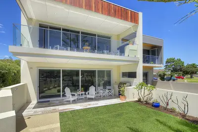 Image de Beachside 880 Beachfront Appartement avec vue coucher de soleil.