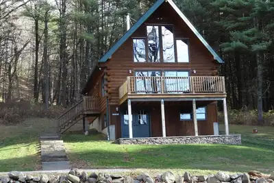 Image de Magnifiquement décorée et chalet en bois impeccable sur 3 acres, vues d'hiver.