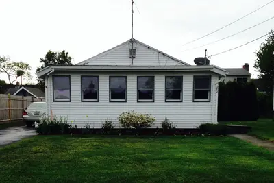 Image de Clean Cozy Cottage, très bien situé, à pied de la plage!