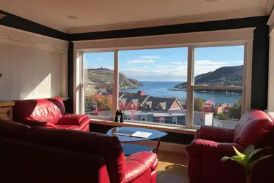 Image de Penthouse 2 chambres avec vue imprenable et bain à remous extérieur.