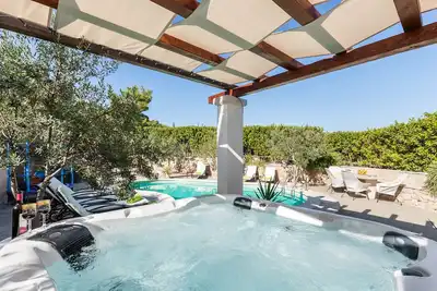 Image de Maison de luxe avec piscine, jacuzzi, parc pour enfants, barbecue, tranpoline, parking gratuit. . .