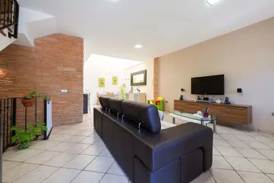 Duplex idéal avec wifi et terrasse, (maison heureuse)