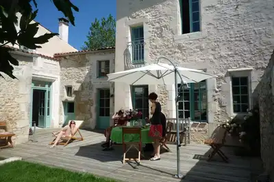 Image de Grande maison de bourg de charme (Xvi°) jardin privatif avec piscine. 15mn plage