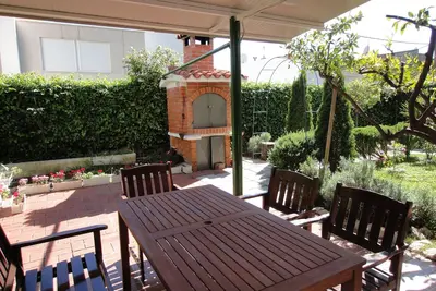 Image de Appartement Split, 65 m2, situation tranquille, entouré de verdure, grand jardin, barbecue, wi-fi gratuit. Offre May 2015 - 4 personnes - seulement 420 € / semaine