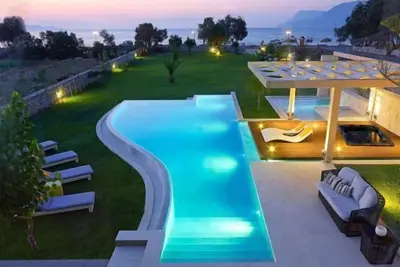 Image de Waterfront Private Peaceful Luxury Family-Friendly Seulement 10 étapes de la mer