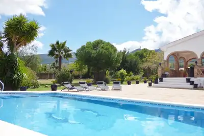 Image de Villa privée paisible avec grande piscine et belle vue sur la montagne.