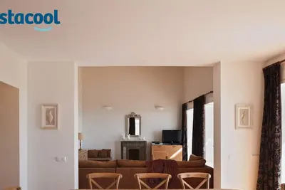 Image de Isolé villa de luxe avec piscine privée surplombant la vallée