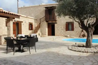 Image de Stonehouse traditionnelle Avec Confort Moderne, piscine privée, vue, Wi-fi