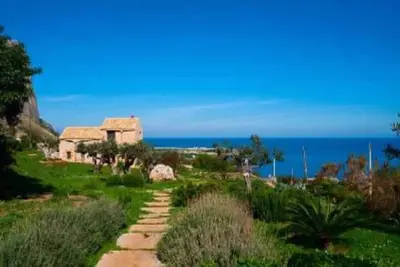 Antique villa en pierre avec une vue splendide sur la mer