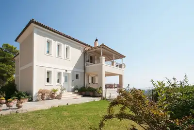 Image de Villa spacieuse sur 2 étages, vue infinie et jardin avec des verts Bio