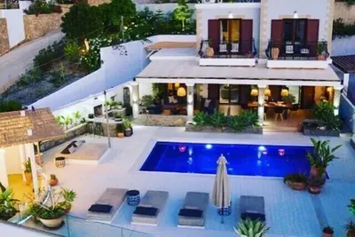 Image de Villa de luxe impressionnante et bien conçue avec la détente à l'esprit.