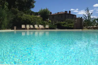 Image de Appartement avec jardin privé et piscine à débordement, parfait pour des excursions quotidiennes en ville