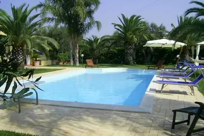 Image de Taverne dans une villa de campagne avec piscine