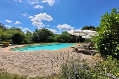 Image de Maison indépendante pour 10 personnes, entourée d'un grand jardin clôturé avec piscine, située dans le