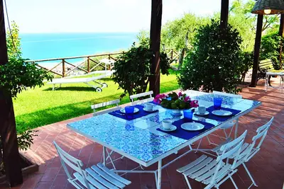 Image de Belle villa panoramique avec un magnifique jardin méditerranéen avec vue sur mer