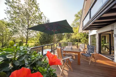 Image de Cuisine de haute qualité avec cuisinière à gaz, grande terrasse, barbecue à gaz Weber, lits avec sommier à ressorts
