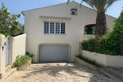 Image de Maison de ville avec jardin et piscine