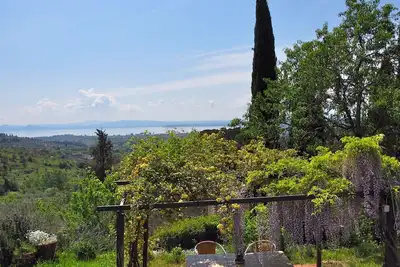 Image de Idylle sur la colline surplombant le lac Trasimène à la frontière Ombrie-Toscane