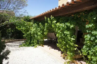 Image de Maison avec piscine privée et jardin