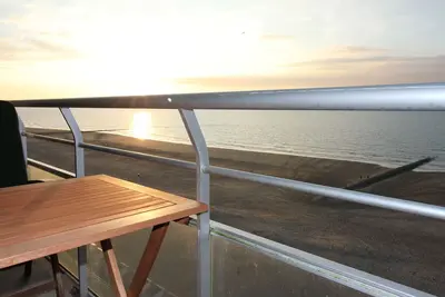 Image de Appartement spacieux et luxueux avec vue sur le lac sur la promenade de la plage, grand balcon