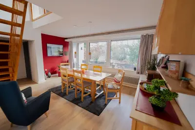 Image de Maison d'architecte inondée de lumière dans un endroit calme FeWo \"Red\"
