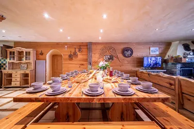 Image de Chalet de 350m² Parc de la Vanoise, Wifi, Bbq, Bar, Jacuzzi, Sauna, Billard, . .