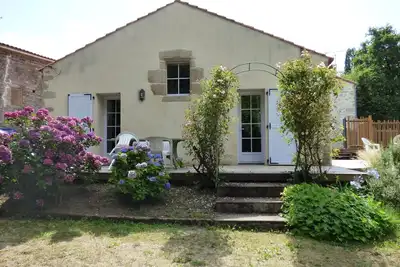 Image de Le charme de la pierre et de la verdure. Logement de 4 Ă 8 p Ă la campagne.