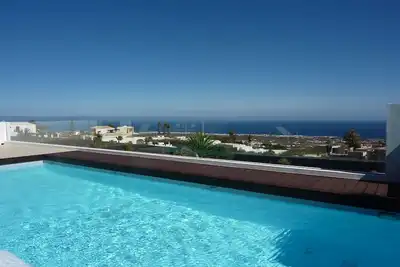 un hébergement moderne, une grande piscine, vue sur la mer, la télévision par satellite