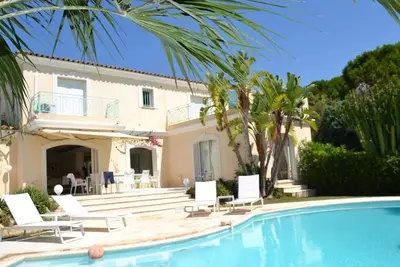 Image de À 800m des plages : Villa récente avec vue mer