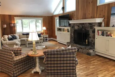 Image de Pin noueux + confort moderne sur un terrain boisé près de la magnifique plage du lac Michigan