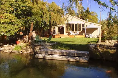 Image de Riverfront Beach Cottage dans le centre-ville de Bend