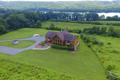 Image de Log spacieux 8bd / 7ba Log Home sur le lac Beltzville dans le sud des Poconos - No Prom