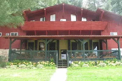 Image de La Ponderosa Lodge Farm. Immense 10. 000 Sq. Ft. Capacité d'accueil 32.