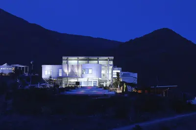 Image de Retraite de montagne avec vue sur l'océan, les montagnes et la vallée <br>