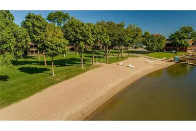 Image de Beau, grand, niveau inférieur, Beach Frond Condo sur le lac Leech, multi-famille