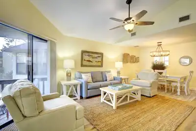 Image de 0. 7 miles à la plage. Magnifiquement meublé, luxe Harbor Oaks Unit 406