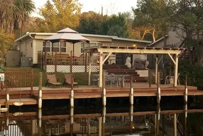 Image de Le Manatee Hideaway-3 chambres-2 salles de bain-2 ponts-50 'Dock-5 Kayak, 3Person Canoe 7 Bike